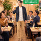 飲み会40代50代の服装3点メンズコーデセット  ネイビーテーラードジャケット×白クルーネックTシャツ×ベージュスキニーテーパードチノパンツ