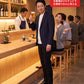 飲み会40代50代の服装3点メンズコーデセット  ネイビーイタリアンカラージャケット×白タートルネックニット×黒スキニーチノパンツ
