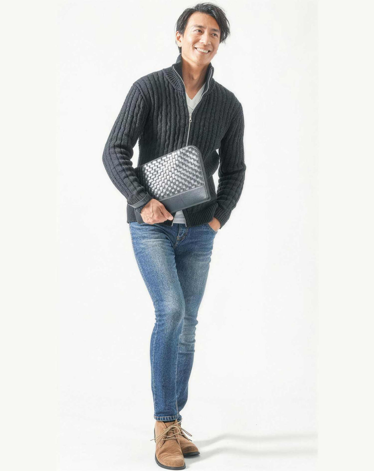 飲み会40代50代の服装3点メンズコーデセット  黒ニットアウター×白VネックTシャツ×ネイビーテーパードデニムパンツ