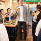飲み会40代50代の服装3点メンズコーデセット  グレーテーラードジャケット×白クルーネックTシャツ×黒スキニーテーパードチノパンツ