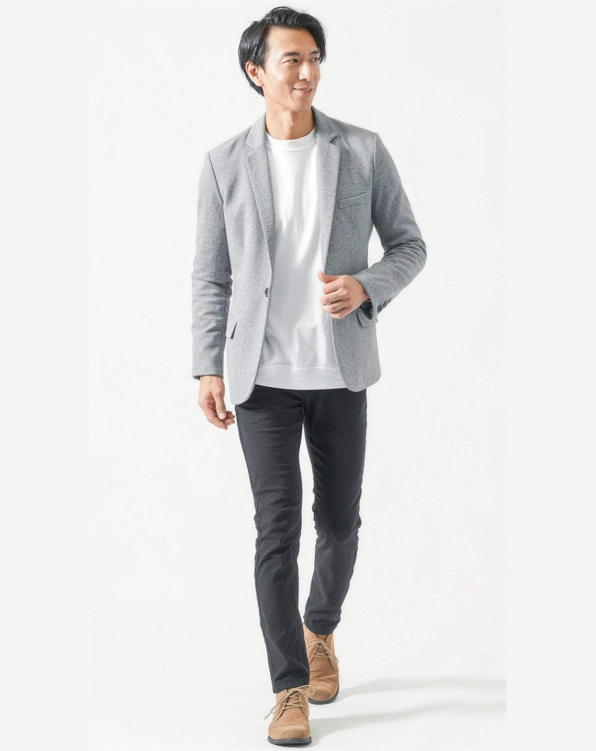 飲み会40代50代の服装3点メンズコーデセット  グレーテーラードジャケット×白クルーネックTシャツ×黒スキニーテーパードチノパンツ