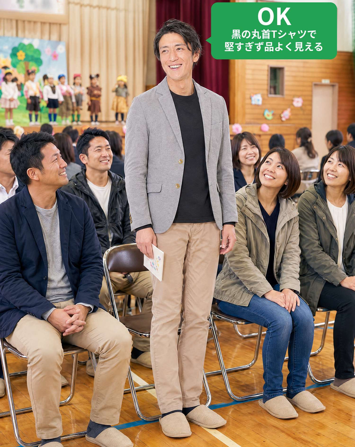 子供の授業参観・発表会の服装の服装40代50代3点メンズコーデセット  グレーテーラードジャケット×黒Tシャツ×ベージュチノパン