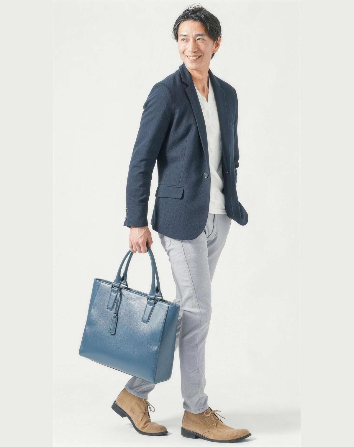 子供の授業参観・発表会の服装の服装40代50代3点メンズコーデセット  ネイビーテーラードジャケット×白VネックTシャツ×グレースキニーチノパンツ