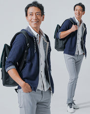 温泉デート服メンズ3点コーデセット ネイビーパーカー×白半袖ポロシャツ×ストレッチスリムグレーチノパンツ