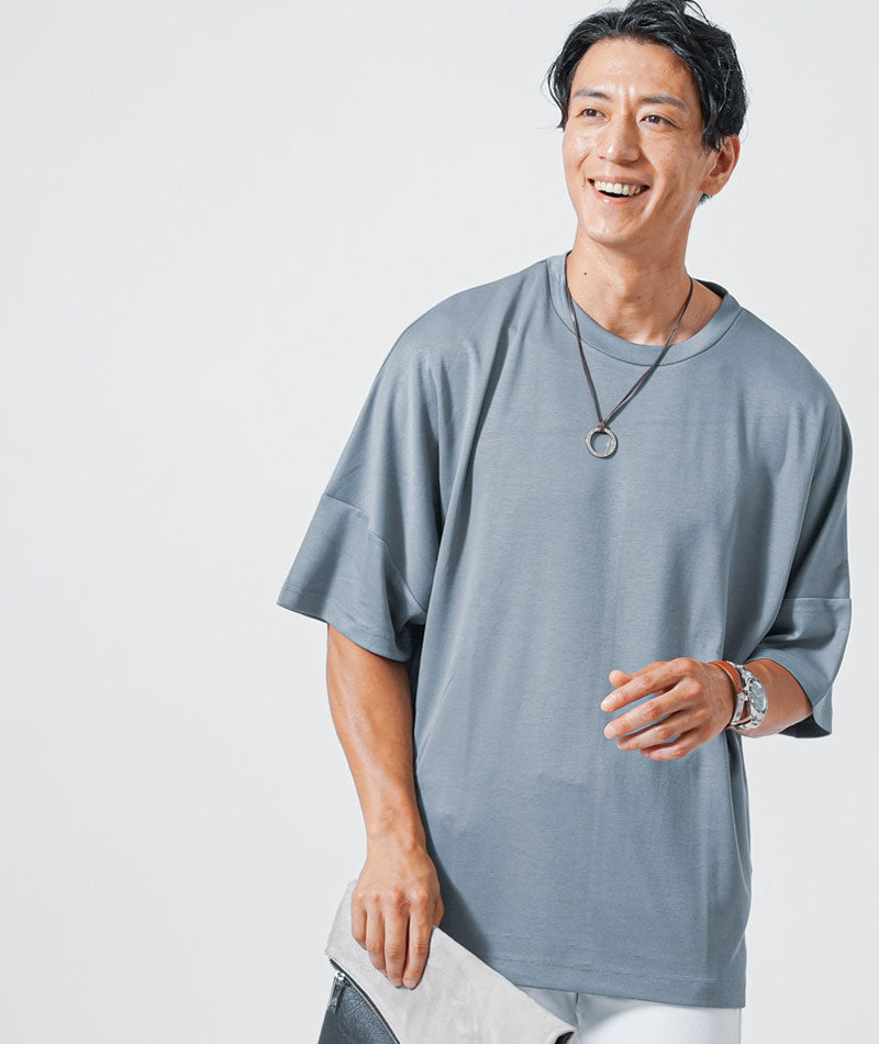 がっちり体型の方におすすめカフェデート服メンズ3点コーデセットオーバーサイズ半袖ブルーTシャツ×黒半袖Tシャツ×白スリムチノパンツ