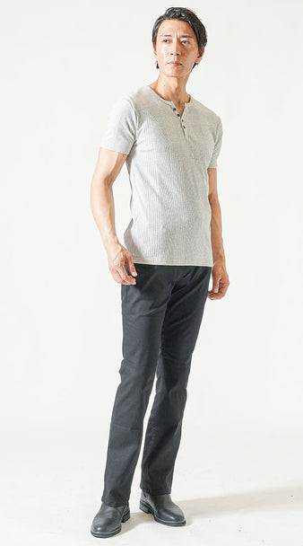 ヘンリーネックTシャツとチノパンを合わせた50代メンズコーデ