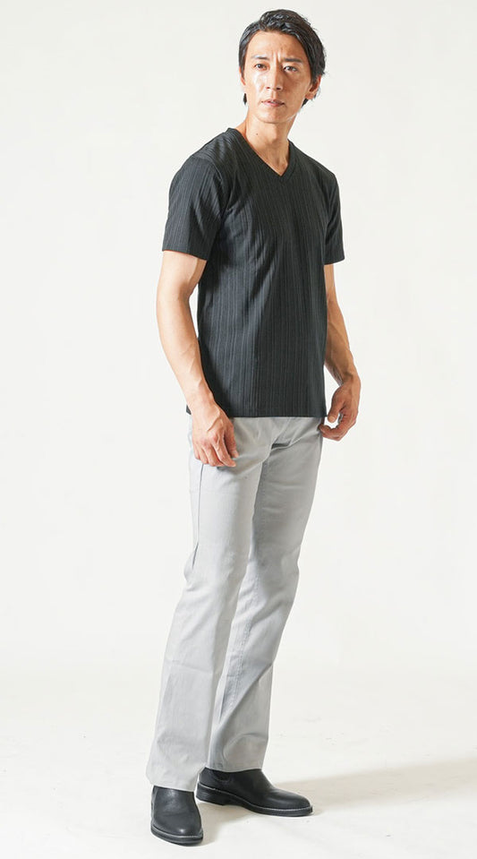 黒VネックTシャツ　グレーチノパンツ　黒サイドゴアブーツ　snp_nv1840