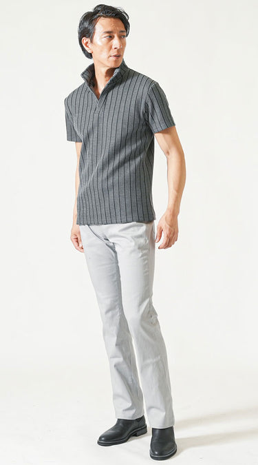 ライトグレーパンツ×ポロシャツの夏メンズコーデ