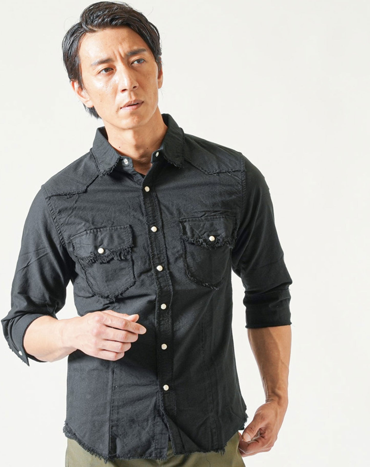 バイカーファッション・ちょいワルメンズ3点コーデセット 黒7分袖シャツ×黒半袖Tシャツ×カーキブーツカットチノパン