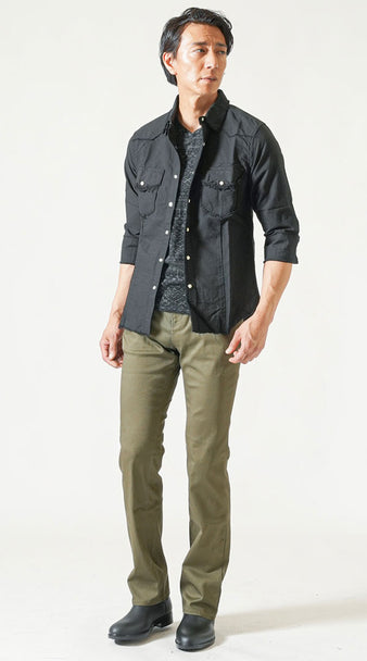 メンズのカーキパンツに合う色を取り入れたコーデ