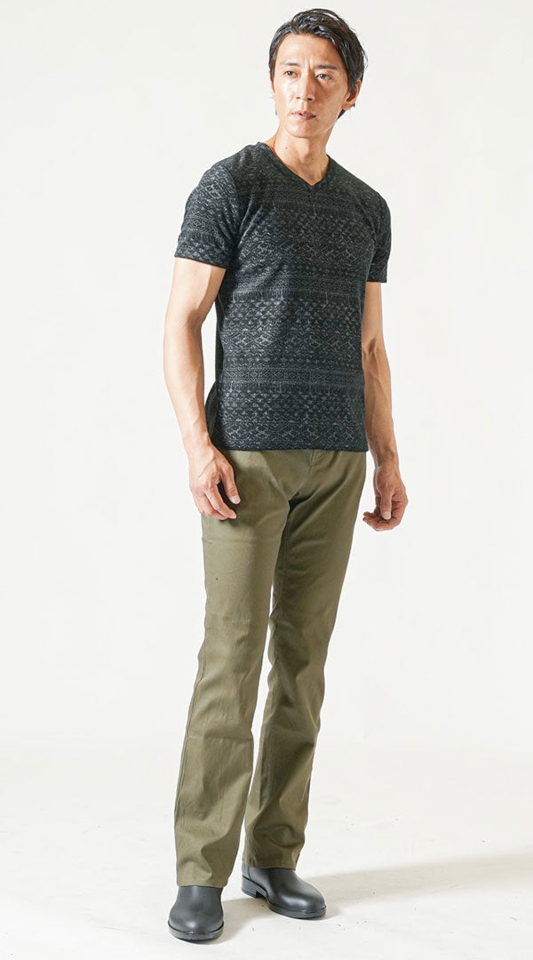 黒の柄Tシャツにカーキのブーツカットパンツを合わせた脚長カジュアルコーデ