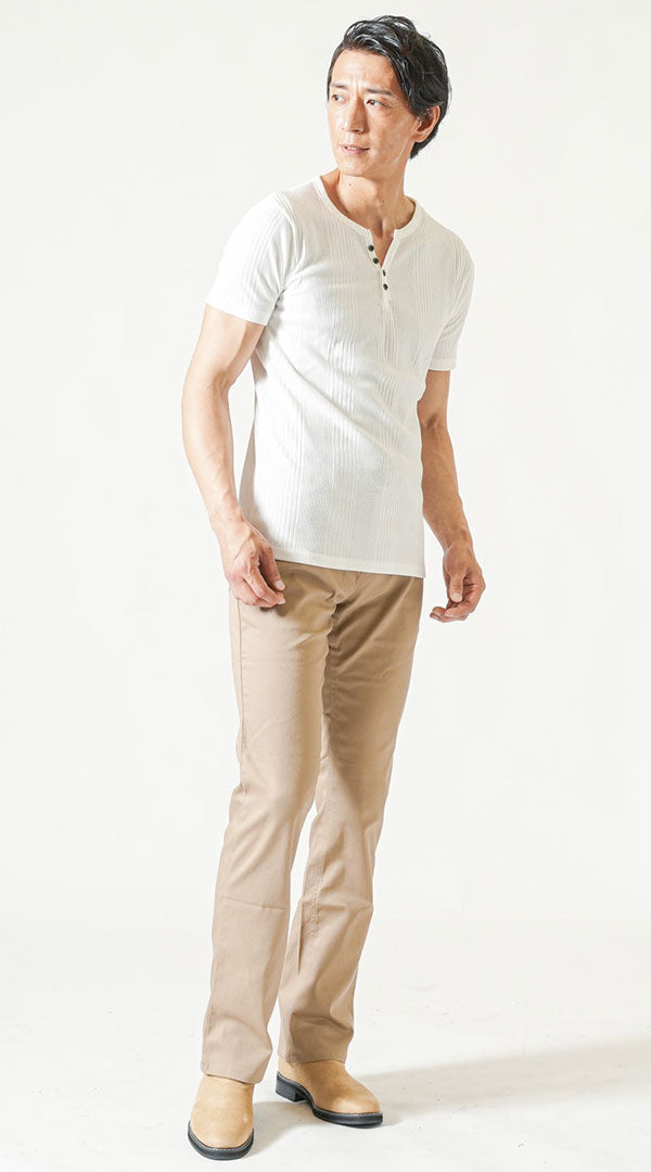 白半袖ヘンリーネックTシャツ　ベージュブーツカットパンツ　ベージュブーツ　メンズ コーデ 40代 50代 男性 脚長 おすすめ 着こなし おしゃれ かっこいい 人気