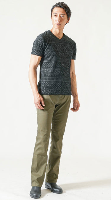 カーキのブーツカットパンツのメンズコーデ