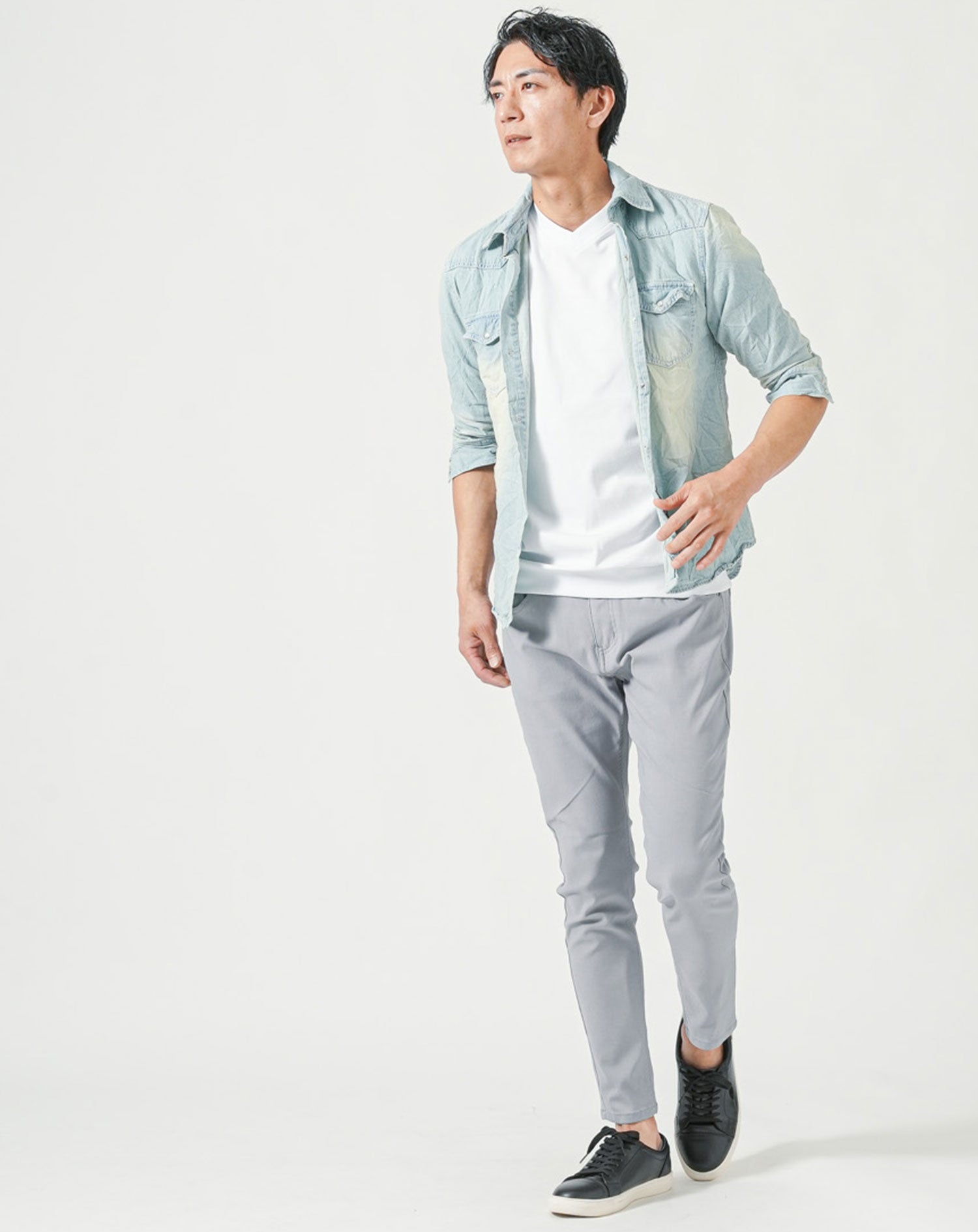 メンズ夏服トップス3点コーデセット　サックスブルー7分袖デニムシャツ×白半袖Tシャツ×黒半袖Tシャツ