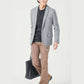 家族旅行40代50代の服装3点メンズコーデセット グレーテーラードジャケット×黒クルーネックTシャツ×ベージュチノパンツ