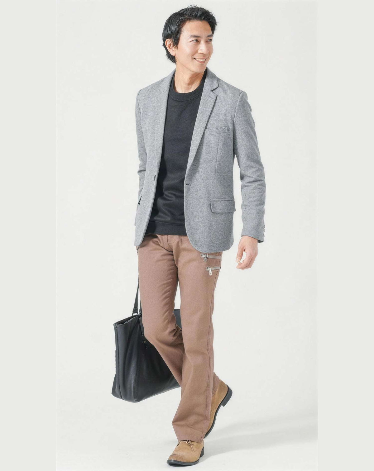 家族旅行40代50代の服装3点メンズコーデセット グレーテーラードジャケット×黒クルーネックTシャツ×ベージュチノパンツ