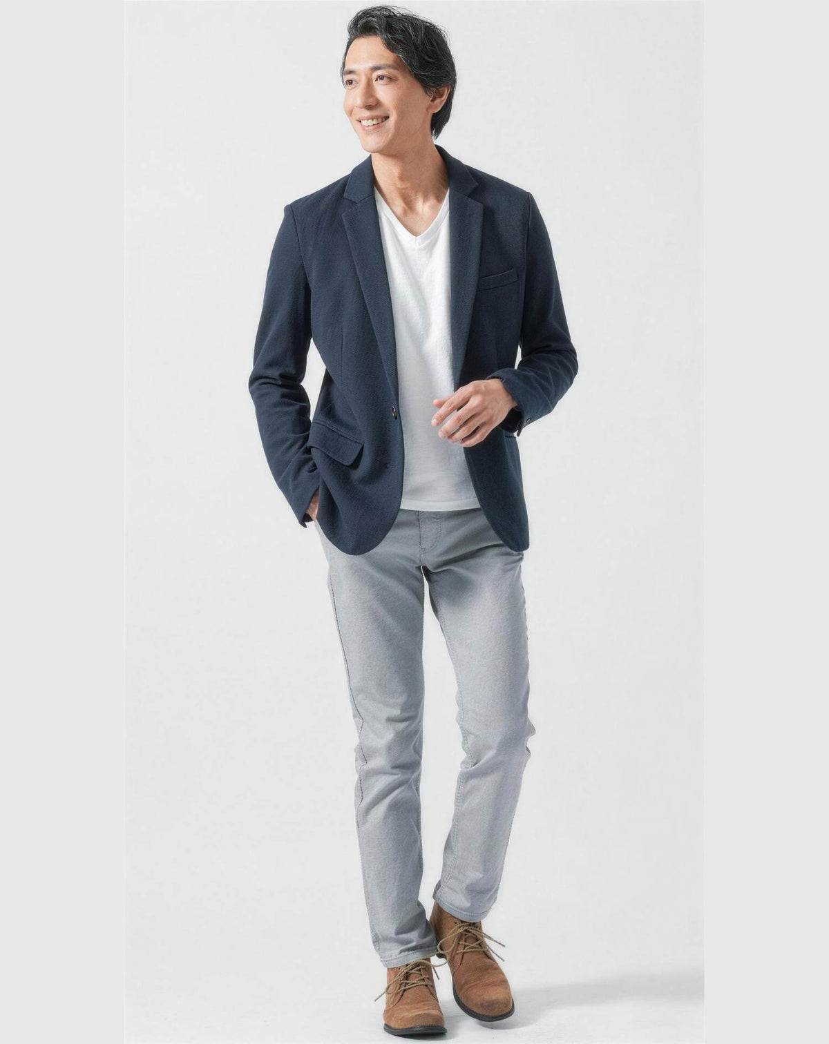 家族旅行40代50代の服装3点メンズコーデセット ネイビーテーラードジャケット×白VネックTシャツ×グレーテーパードパンツ