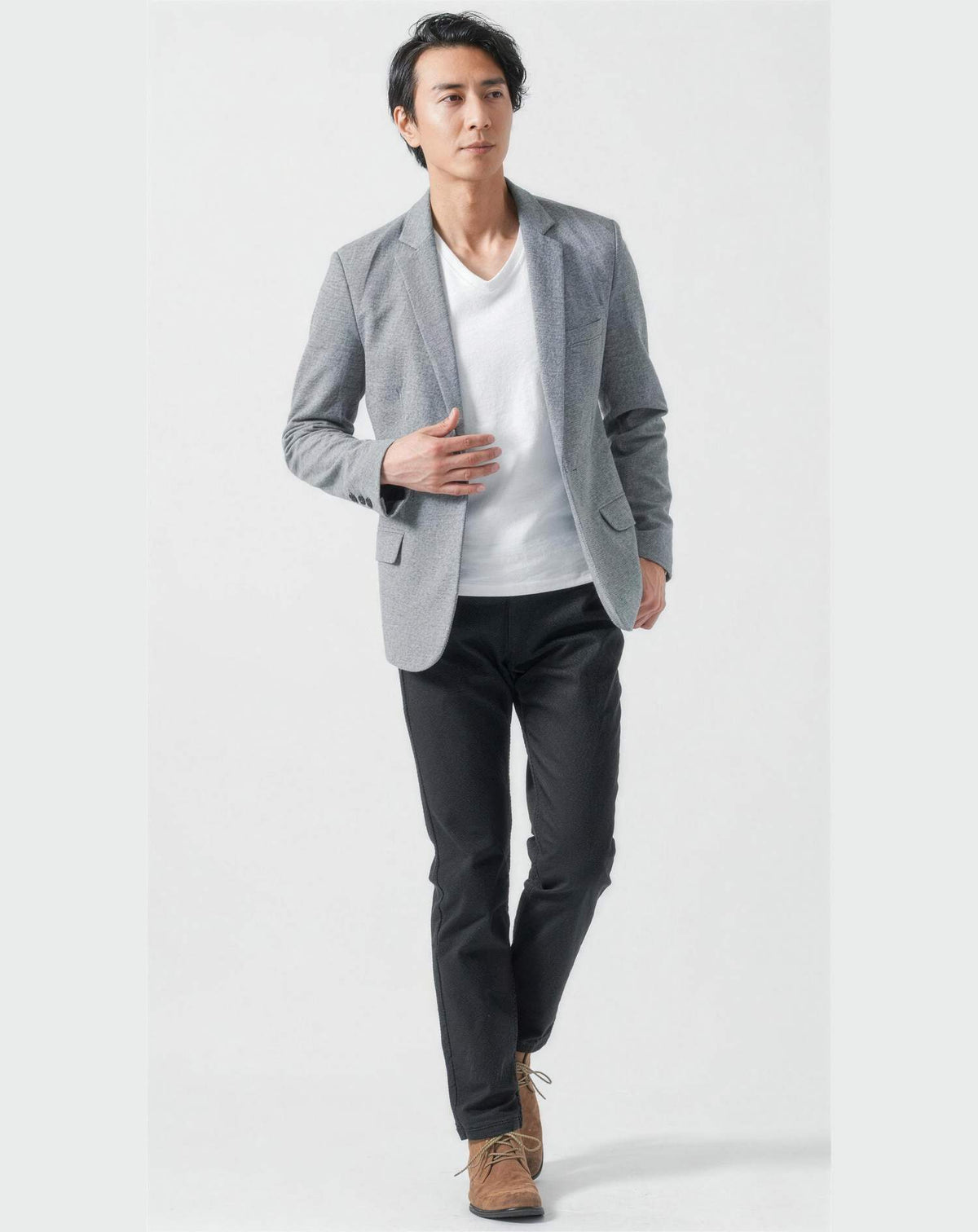 家族旅行40代50代の服装3点メンズコーデセット グレーテーラードジャケット×白VネックTシャツ×黒テーパードパンツ