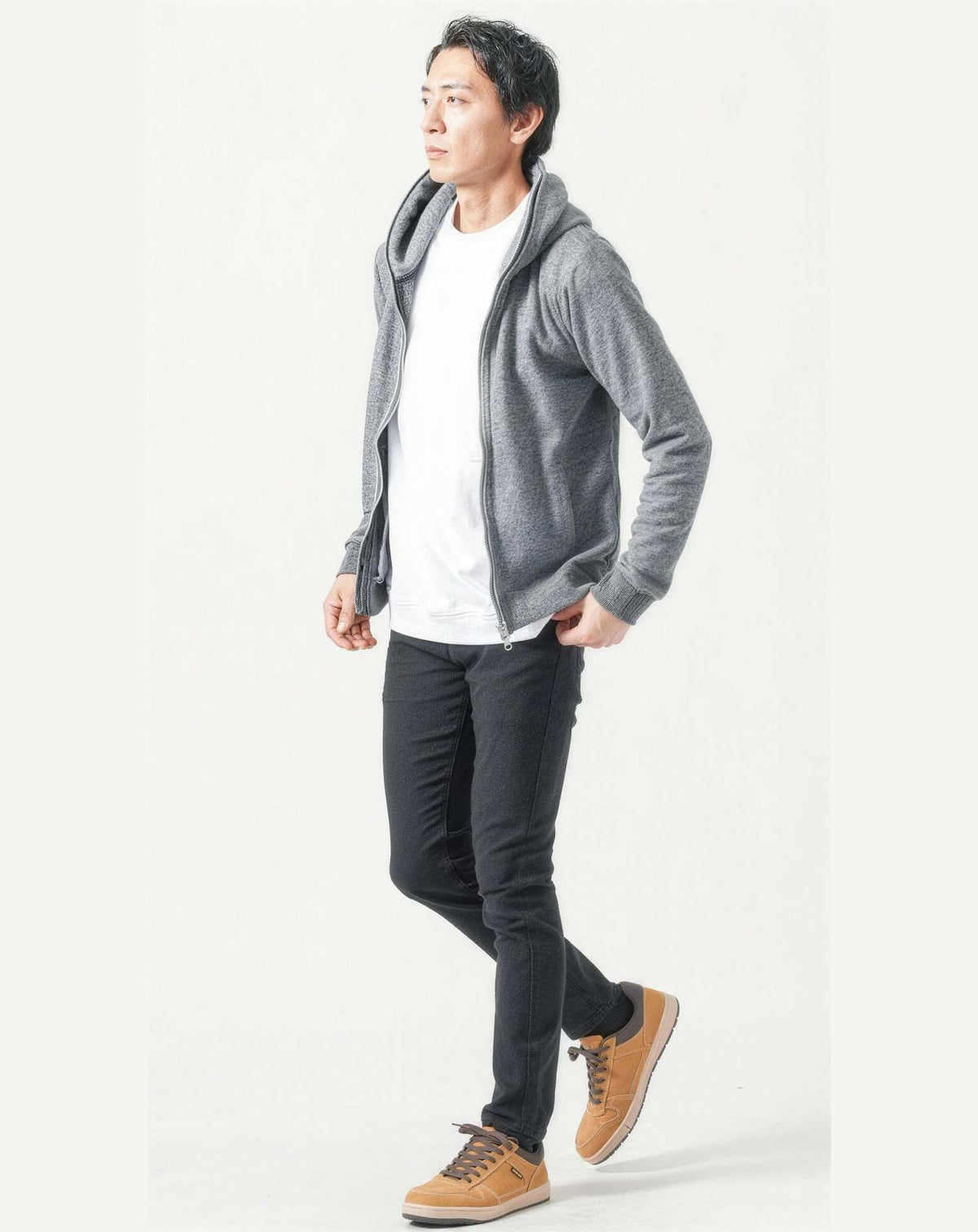 ドライブ旅行40代50代の服装3点メンズコーデセット グレーパーカー×白クルーネックTシャツ×黒スキニーチノパンツ