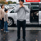ドライブ旅行40代50代の服装3点メンズコーデセット グレーパーカー×白クルーネックTシャツ×黒スキニーチノパンツ
