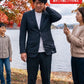 ドライブ旅行40代50代の服装3点メンズコーデセット ネイビージャケット×白クルーネックTシャツ×ベージュチノパンツ