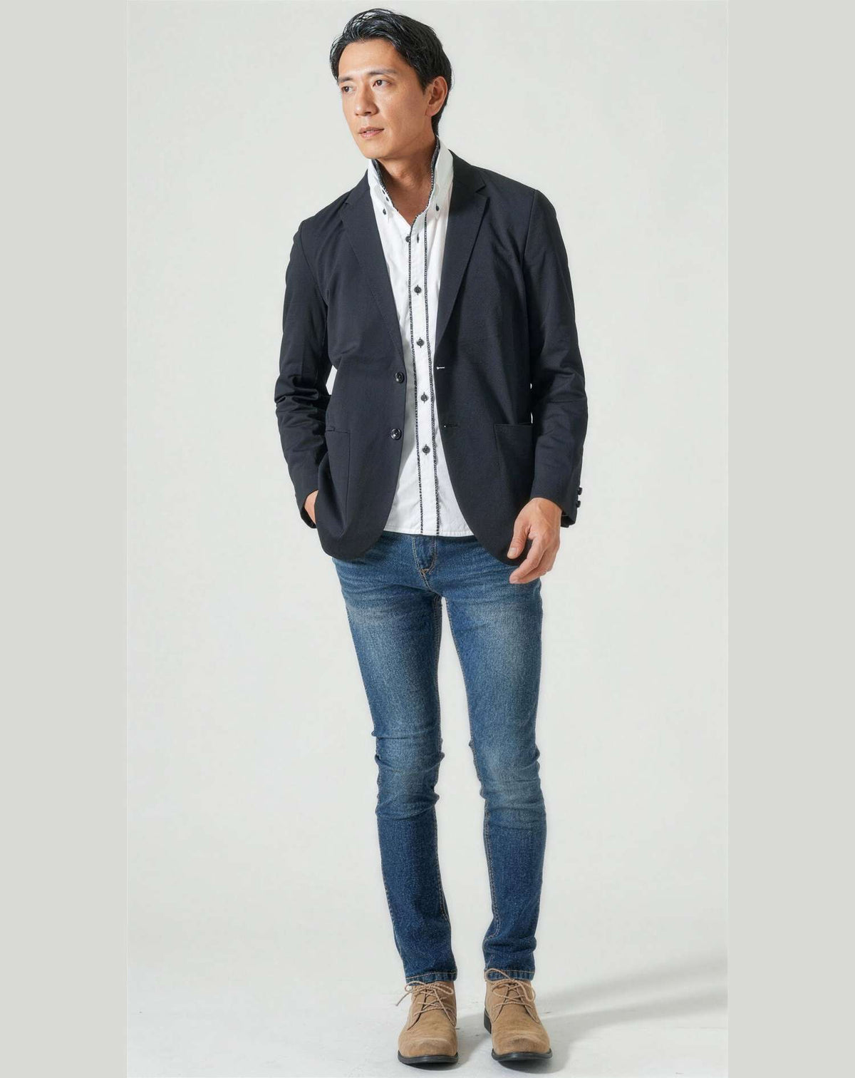 ドライブ旅行40代50代の服装3点メンズコーデセット 黒テーラードジャケット×白２枚襟前立てシャツ×ネイビーストレッチデニムパンツ