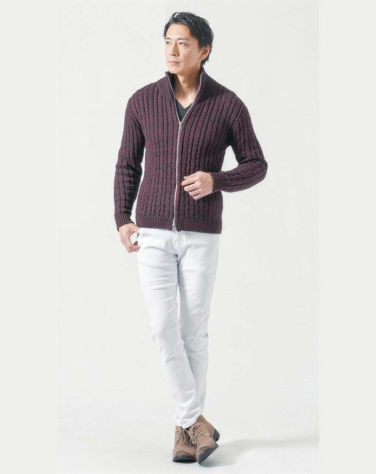 紅葉・果物狩り 秋の旅行の服装3点メンズコーデセット  ワインニットアウター×黒VネックTシャツ×黒スキニーチノパンツ