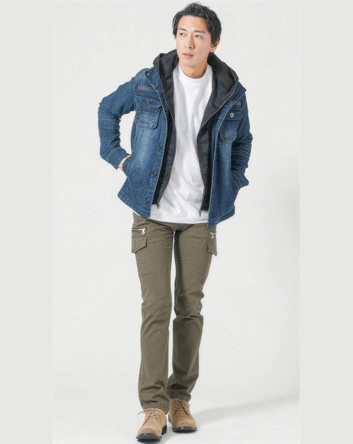 紅葉・果物狩り 秋の旅行の服装3点メンズコーデセット  インディゴブルーデニムジャケット×白クルーネックTシャツ×カーキテーパードカーゴパンツ
