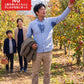 紅葉・果物狩り 秋の旅行の服装3点メンズコーデセット  インディゴブルーデニムジャケット×白クルーネックTシャツ×カーキテーパードカーゴパンツ