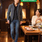 焼肉40代50代の服装3点メンズコーデセット グレースタンドカラージャケット×黒VネックTシャツ×ネイビーデニムパンツ