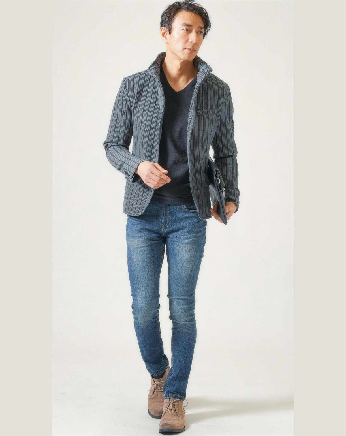 焼肉40代50代の服装3点メンズコーデセット グレースタンドカラージャケット×黒VネックTシャツ×ネイビーデニムパンツ