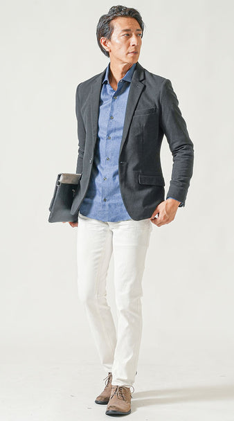 黒ジャケットと白パンツを組み合わせたデニムシャツの大人カジュアルコーデ