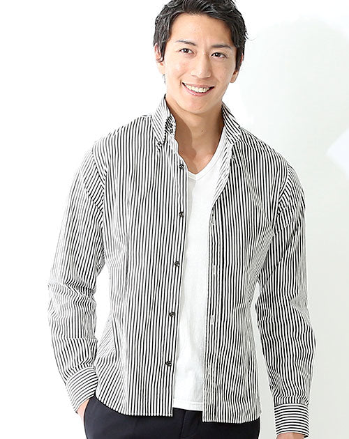 メンズにおすすめのボタンダウンシャツを着た男性