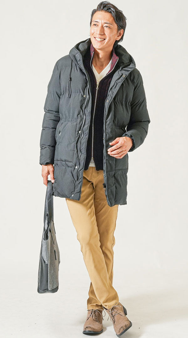黒中綿ロングコート　ワインニットアウター　ベージュチノパンツ　メンズ コーデ 40代 50代 男性 冬 に合う おすすめ 着こなし おしゃれ かっこいい 人気
