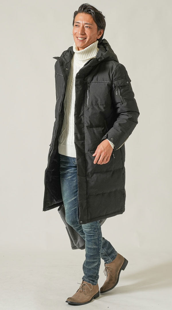 50代男性に最適なロング丈の黒ダウンコートと白ニットの冬ファッション