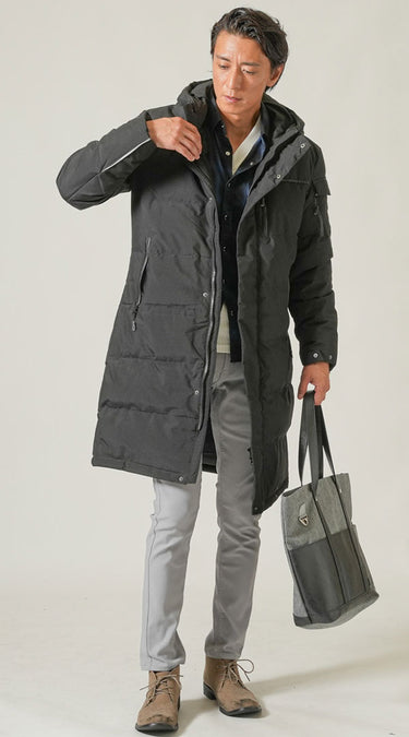 黒コートとシルエットのきれいなストレッチパンツを合わせたお手本コーデ