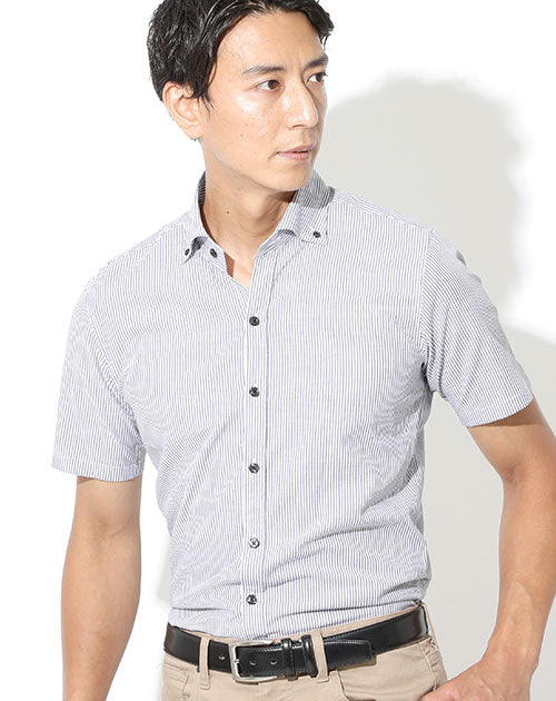 メンズにおすすめの半袖ボタンダウンシャツを着た男性