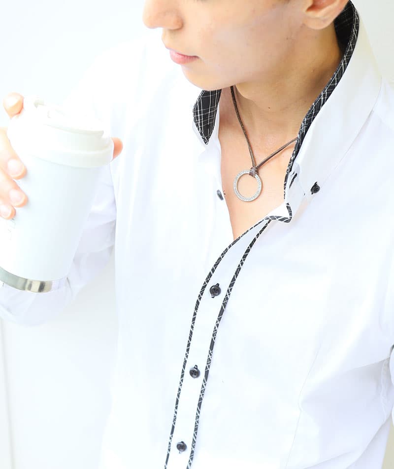 裾を出してすっきり見える着丈短め２枚襟前立てデザイン美シルエットショート丈シャツ