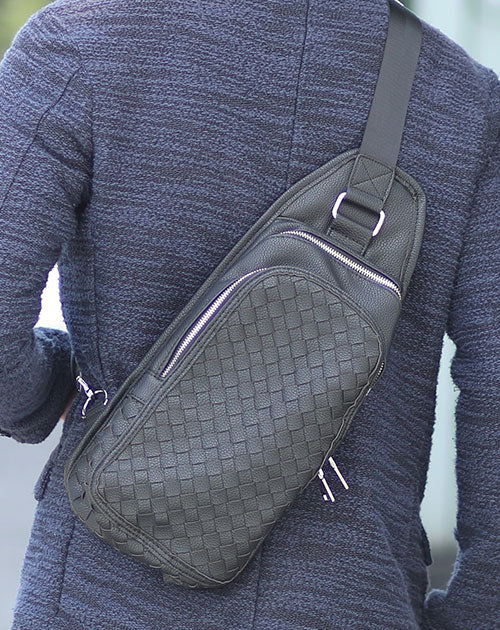 シンプルデザインで落ち着いた色合いのボディバッグ