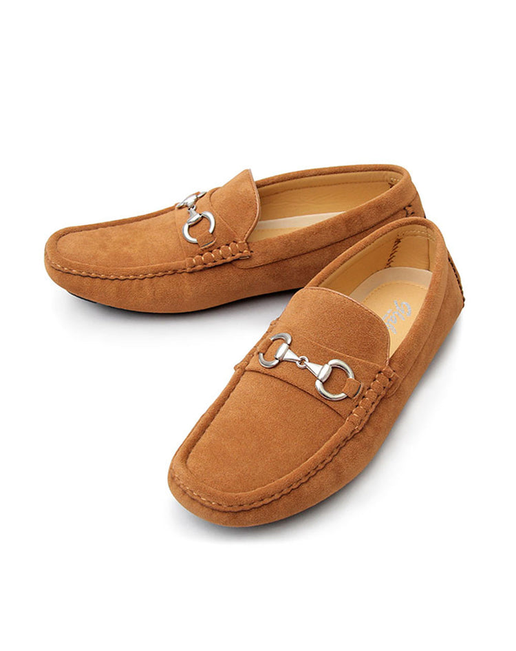 キャメル色スエード素材のビット付きローファーでジーンズに合うデザイン