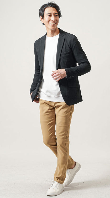 黒ジャケットとベージュパンツに白スニーカーを合わせた落ち着いたジャケパンコーデ
