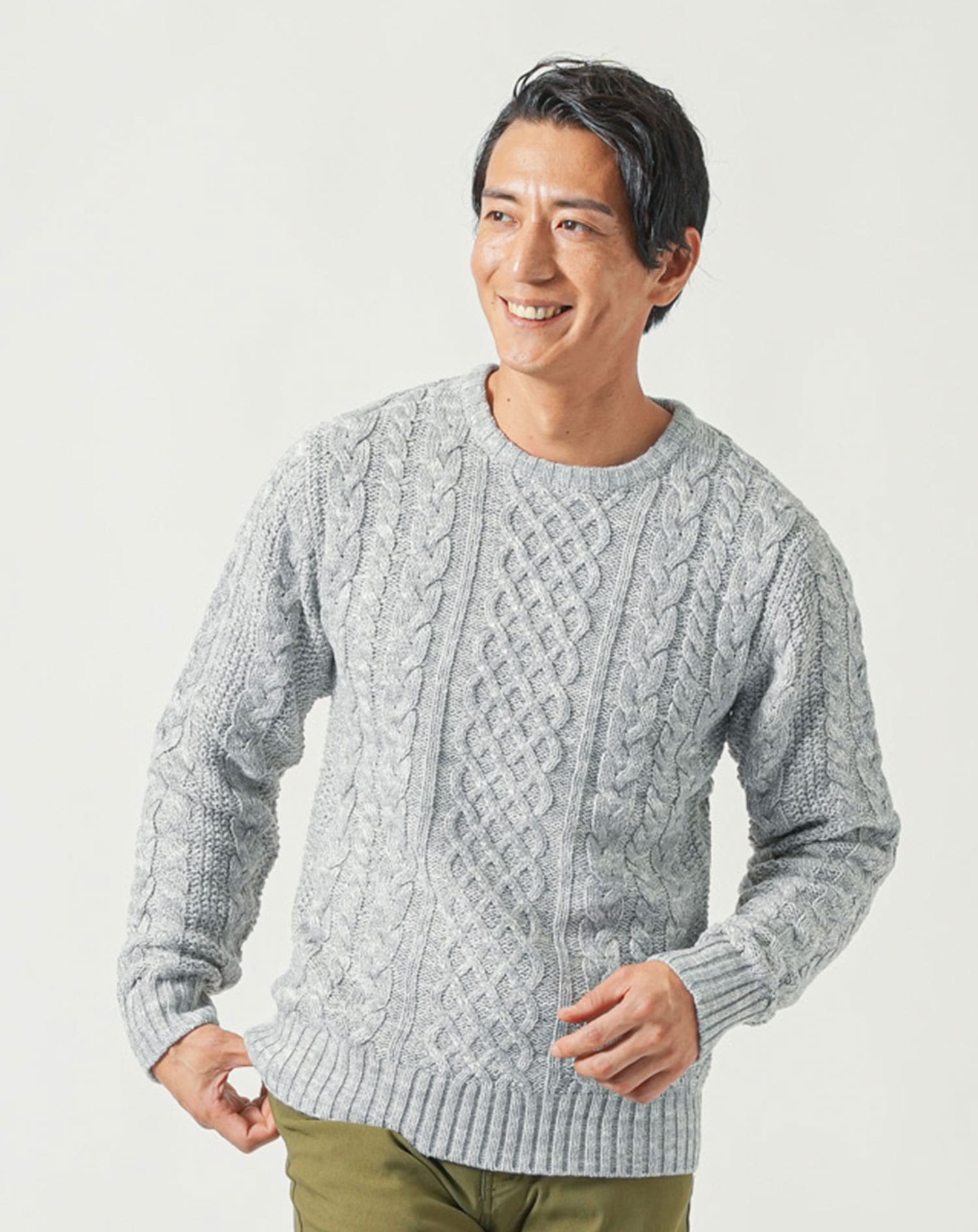 グレー ケーブルニット 長袖セーター ケーブル編みアクリルVネック・クルーネック長袖ニットTシャツ