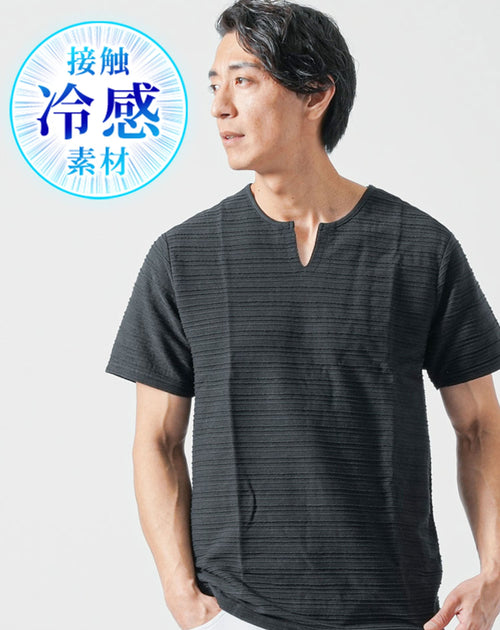キーネックとジャガード柄で抜け感を作る黒Tシャツ