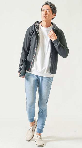 大人の男性におすすめのジョガーデニムとスニーカーを合わせた休日コーデ