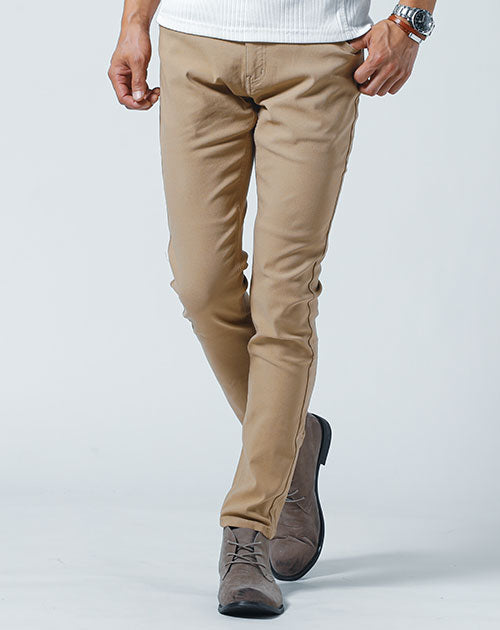 メンズにおすすめのベージュの細身カジュアルチノパン 正面全体イメージ