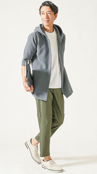 グレーのフード付きカーディガンと白Tシャツ、ゆったりカーキパンツを合わせた40代メンズの秋リラックスコーデ
