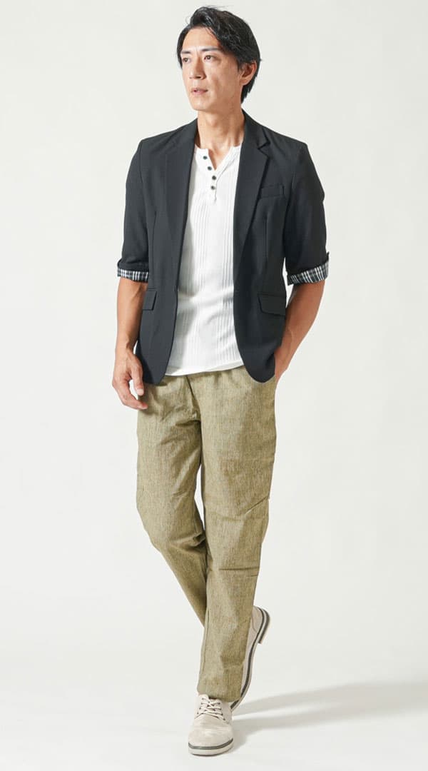ブラック五分袖テーラードジャケット　白半袖ヘンリーネックＴシャツ　カーキテーパードイージーパンツ　グレーシューズ　snp_py0005