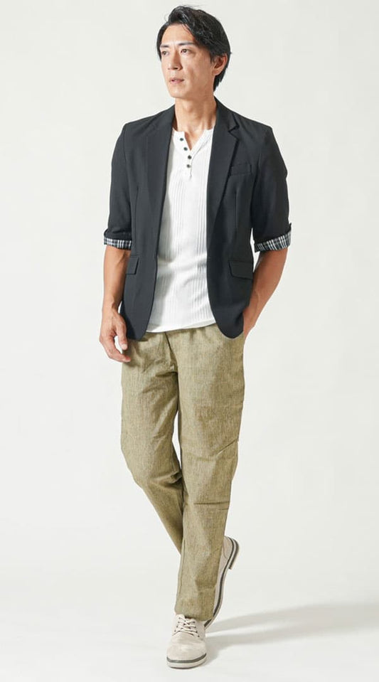 ブラック五分袖テーラードジャケット　白半袖ヘンリーネックＴシャツ　カーキテーパードイージーパンツ　グレーシューズ　snp_py0005