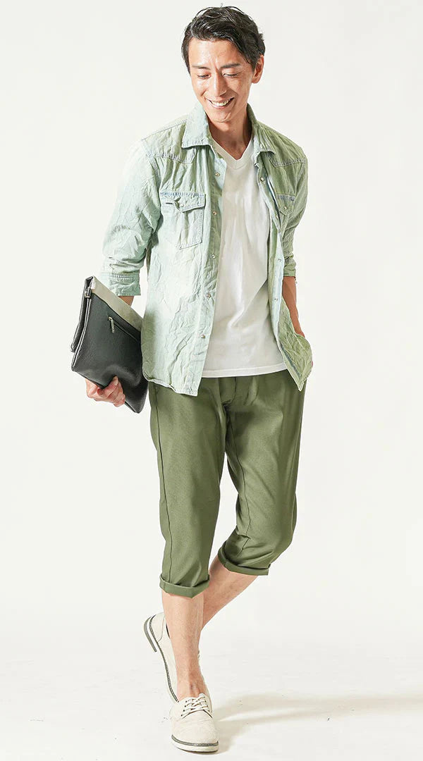 白Tシャツとサックスブルーのデニムシャツ、カーキクロップドパンツを合わせた爽やかな夏の大人カジュアルコーデ