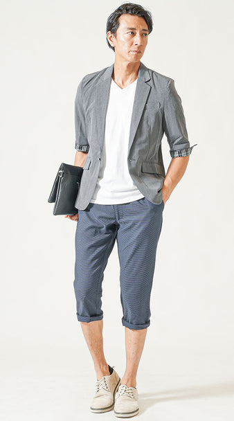 メンズにおすすめのライトグレー半袖薄手ジャケットと白Tとクロップドパンツの夏コーデ